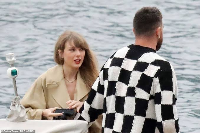 News flash : Taylor Swift super Fans Think Travis Kelce Proposed to Taylor swift During Their Romantic Boat Trip in Lake Como...