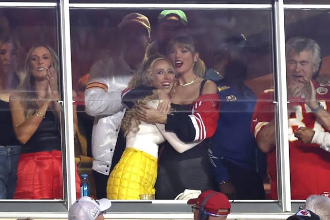 News update : Taylor Swift is back at Arrowhead Stadium in Kansas City to cheer on boyfriend Travis Kelce – and will not be sitting with Brittany Mahomes...