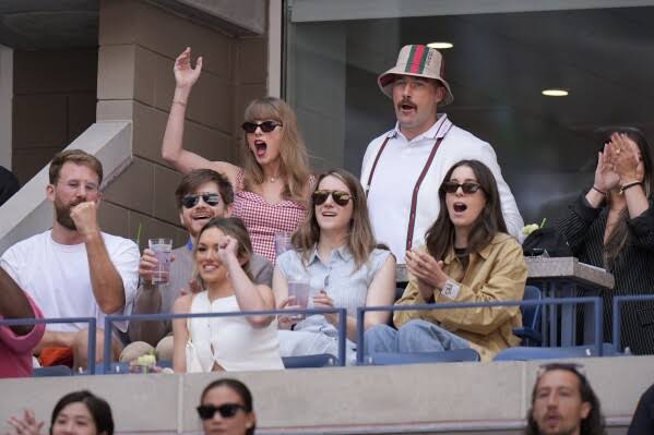 Incredible : Taylor Swift and her boyfriend Travis Kelce turned their US Open box into a stage while they sing to "I Believe in a Thing Called Love."...