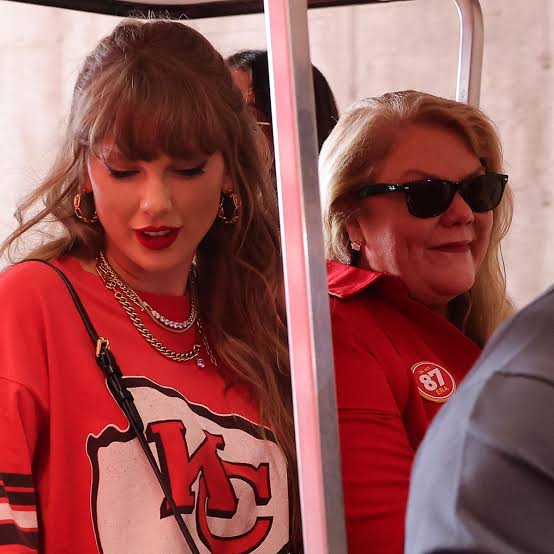 Amazing : Taylor Swift was accompanied by her mother, Andrea Swift, at her latest appearance at boyfriend Travis Kelce's Kansas City Chiefs game and her mom arrived wearing a special accessory...