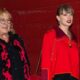 Breaking : Taylor Swift arrives with Donna Kelce for Chiefs-Raiders Black Friday matchup wearing special tribute to Travis Kelce...