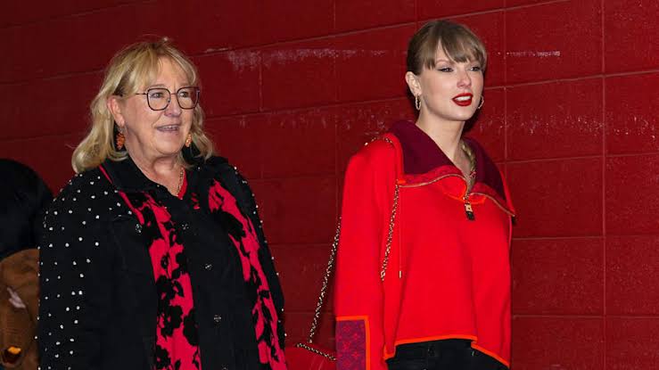 Breaking : Taylor Swift arrives with Donna Kelce for Chiefs-Raiders Black Friday matchup wearing special tribute to Travis Kelce...