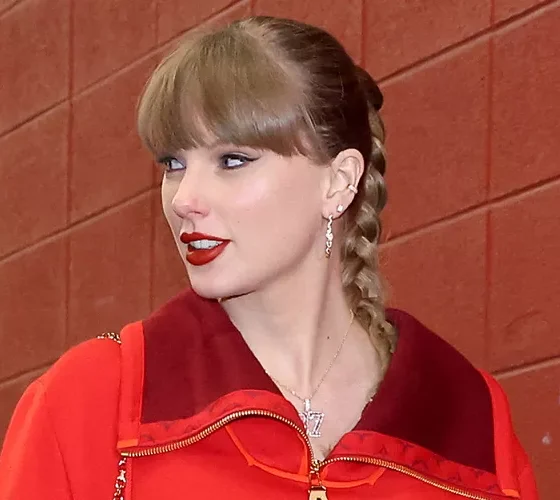 Amazing : Taylor Swift Debuts Massive 87 Necklace with Her Demure Game Day Look: See Her Blinged-Out Nod to Travis Kelce...