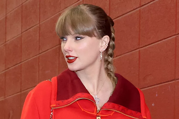 Amazing : Taylor Swift Debuts Massive 87 Necklace with Her Demure Game Day Look: See Her Blinged-Out Nod to Travis Kelce...